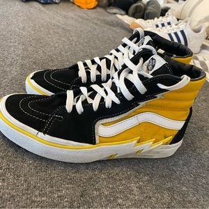 Converse high top shoes. Men size 7.